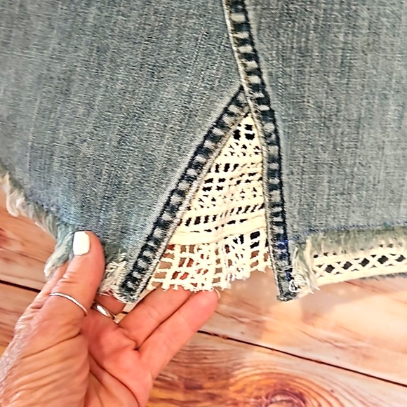HANDMADE ☆ UPCYCLED "GAP" CLASSIC DENIM SKIRT WITH A FEMININE FLAIR! WAIST SZ 32 - Picture 3 of 9
